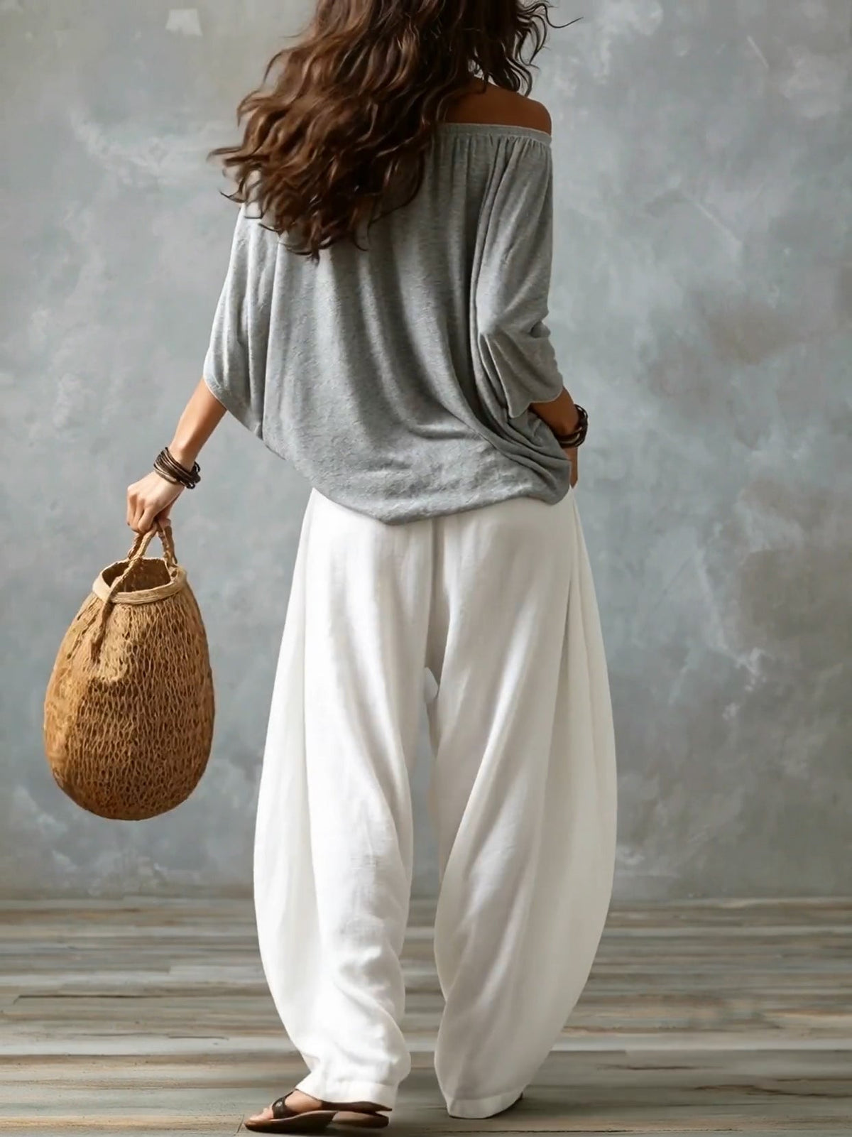 Julianna - Top bianco con spalle scoperte e pantaloni larghi a lanterna