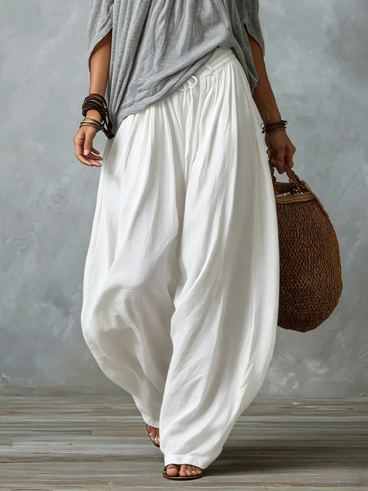 Julianna - Top bianco con spalle scoperte e pantaloni larghi a lanterna